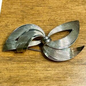 🇩🇪VINTAGE Sterling Silver Mid-Century Ribbon/Bow Brooch